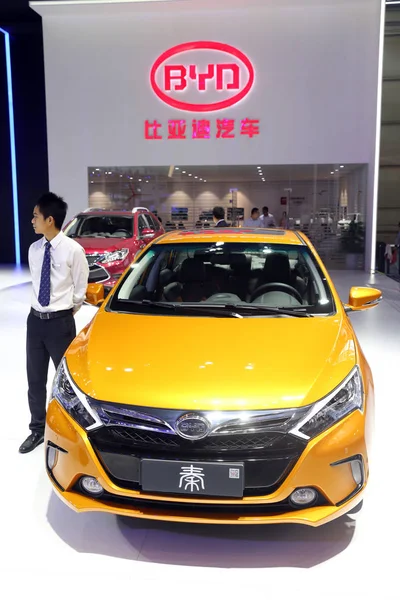 Empleado Chino Posa Junto Automóvil Híbrido Enchufable Byd Qin Exhibición — Foto de Stock