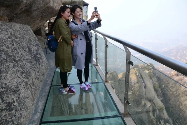 Los Turistas Chinos Toman Selfies Pasaje 300 Pies Altura Con — Foto de Stock