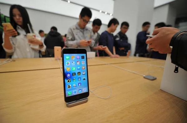 Chinese Customers Try Out Iphone Smartphones Apple Store Fuzhou City — Stock Photo, Image