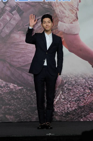 Südkoreanischer Schauspieler Song Joong Winkt Während Einer Pressekonferenz Seinem Neuen — Stockfoto