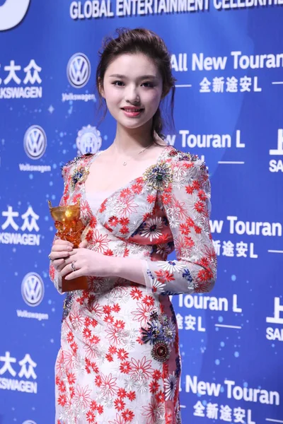 Actriz China Lin Yun Posa Con Trofeo Durante 18ª Ceremonia — Foto de Stock