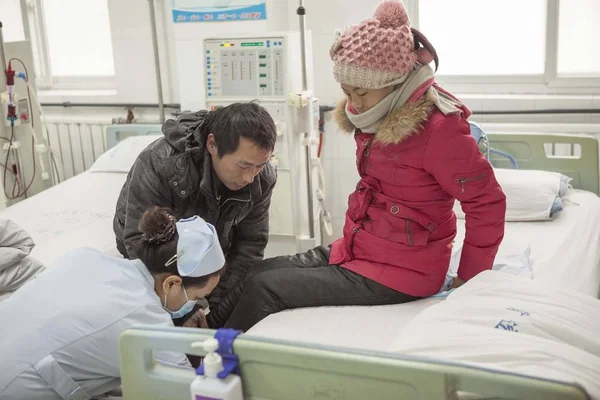 Der Chinesische Bauer Xiaopeng Mitte Und Eine Krankenschwester Helfen Seiner — Stockfoto