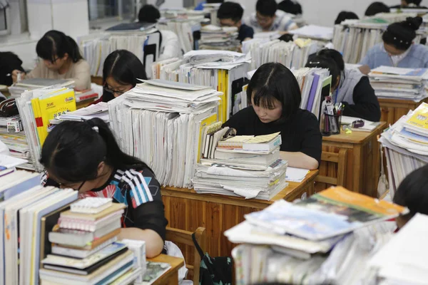 Chinesische Studenten Begutachten Lehrbücher Zur Vorbereitung Auf Die Bevorstehende Nationale — Stockfoto