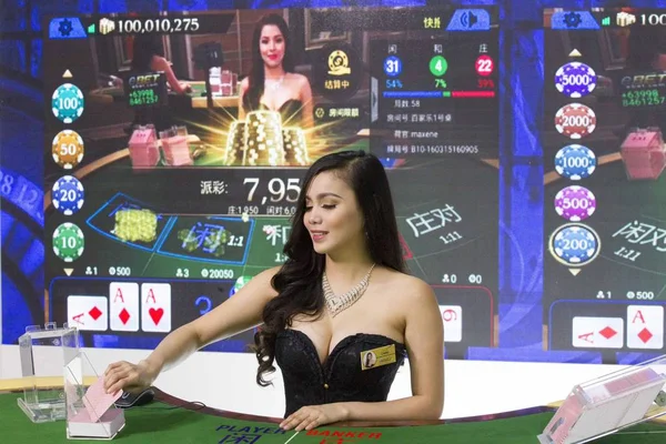 Croupier Sienta Una Mesa Juego Durante Global Gaming Expo Asia — Foto de Stock
