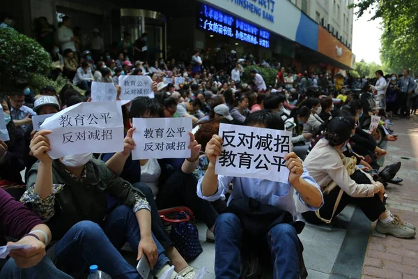 Κινέζοι Γονείς Μαζεύονται Έξω Από Την Αίθουσα Της Λαϊκής Κυβέρνησης — Φωτογραφία Αρχείου