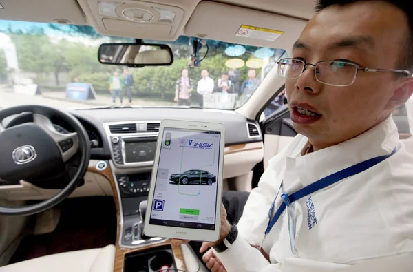 Китайский Сотрудник Changan Automobile Показывает Контрольное Приложение Планшетном Внутри Самоуправляемого — стоковое фото