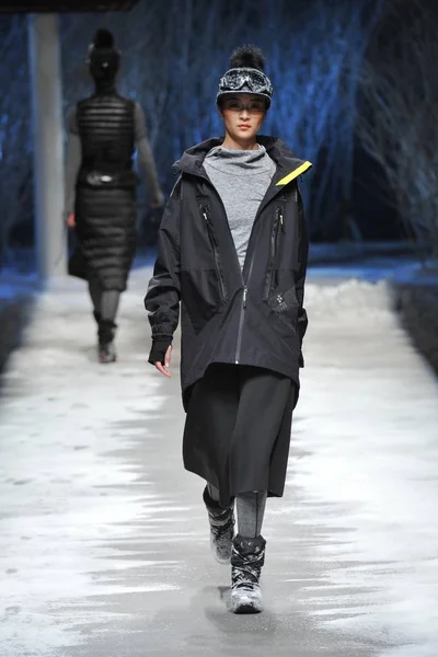 Sebuah Model Menampilkan Penciptaan Baru Fashion Show Bosideng China Cold — Stok Foto