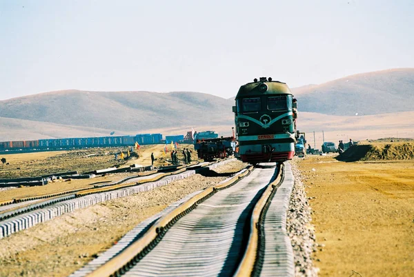 Datei Ein Zug Fährt Auf Der Qingzang Bahn Qinghai Tibet — Stockfoto