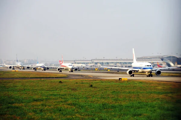 Passenger Jets Taxi Takeoff Chengdu Shuangliu International Airport Chengdu City — Stock Photo, Image