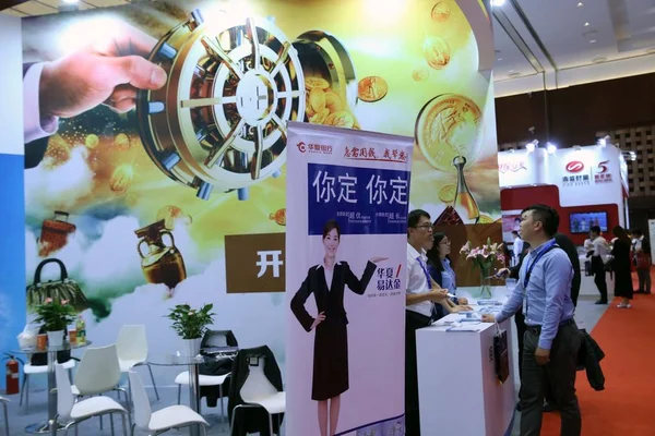 Pessoas Visitam Estande Huaxia Bank Durante Uma Exposição Pequim China — Fotografia de Stock