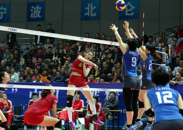 Čínští Hráči Červená Japonsko Modrá Soutěží Během Svého Mezinárodního Volejbalového — Stock fotografie