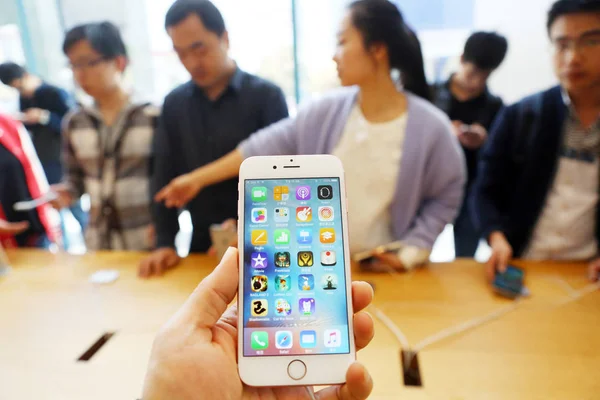 Chinese Customer Tries Out Iphone Smartphone Apple Store Shanghai China — Stock Photo, Image