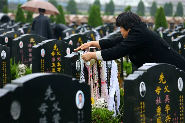 상하이에서 청소의 Qingming 묘지에서 그녀의 친척의 무덤을 중국인 2016 — 스톡 사진