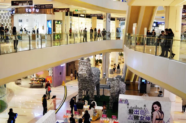 Los Tres Caballos Hechos Periódicos Desechados Exhiben Centro Comercial Chongqing — Foto de Stock