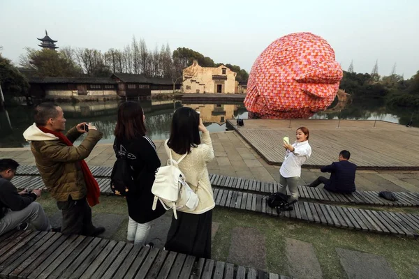 Посетители Фотографируют Гигантскую Розовую Плавающую Рыбу Спроектированную Флорентийном Хофманом Городе — стоковое фото