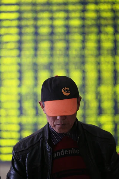 Chiński Inwestor Patrzy Ceny Akcji Zielony Cena Spada Domu Maklerskiego — Zdjęcie stockowe