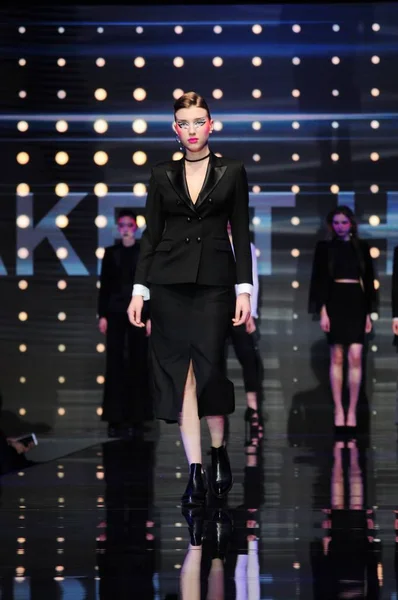 Een Model Toont Een Nieuwe Creatie Maybelline Cosmetica Show Shanghai — Stockfoto