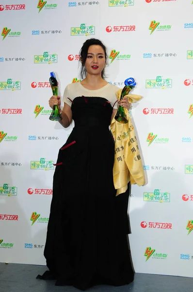 東音楽賞を受賞 上海で 2016 日の間に彼女のトロフィー ポーズ Zhou Bichang 中国の歌手 — ストック写真