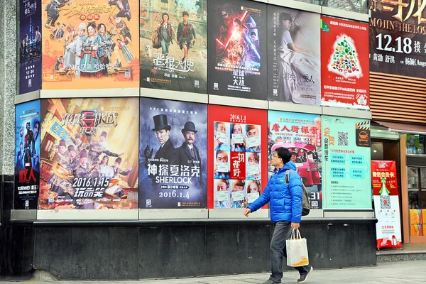 Fotgängare Går Förbi Affischer Filmer Biograf Shanghai Kina Januari 2016 — Stockfoto