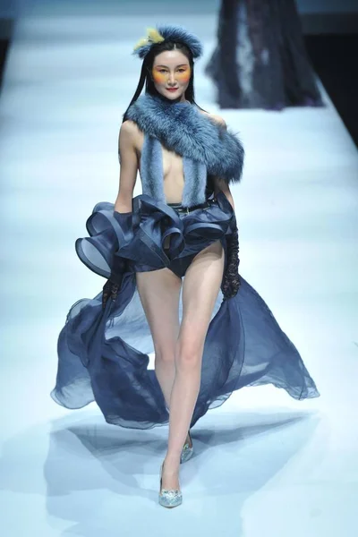 Model Wyświetla Nowe Stworzenie Pokaz Mody Xefiee Podczas China Moda — Zdjęcie stockowe
