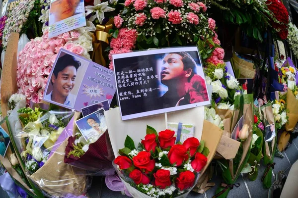 Flowers Photographs Dedicated Fans Commemorate Deceased Hong Kong Singer Leslie — Stock Photo, Image