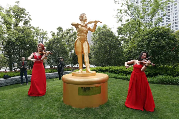 Des Artistes Chinois Jouent Violon Côté Une Réplique Statue Dorée — Photo