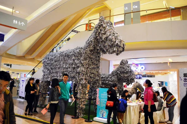 2016年4月2日 在中国重庆一家购物中心展出的废纸制作的三匹马 — 图库照片