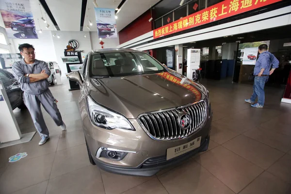 Китайський Покупець Автомобіль Дивиться Buick Уявити Собі Saic Спільне Підприємство — стокове фото