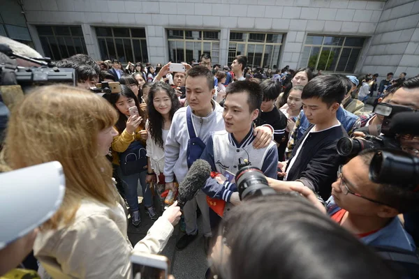中国同性恋胡先生 和他的搭档孙文林 在他们失去了对芙蓉区民政委的诉讼的一审后 离开了芙蓉区人民法院 接受了采访 — 图库照片
