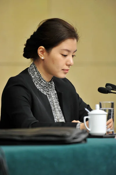 Kvinnliga Kinesiska Översättare Zhang Jing Tolkar Vid Presskonferens För Den — Stockfoto