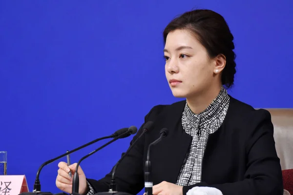 Kvinnliga Kinesiska Översättare Zhang Jing Tolkar Vid Presskonferens För Den — Stockfoto