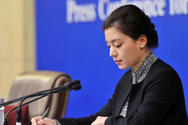 Traductora China Zhang Jing Interpreta Una Conferencia Prensa Para Cuarta —  Fotos de Stock