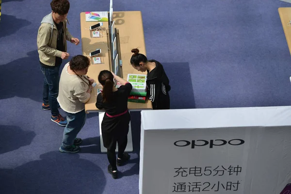File Látogatók Próbálja Oppo Okostelefonok Egy Promóciós Esemény Shenyang City — Stock Fotó
