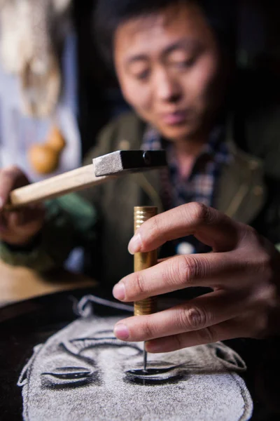 Chinese Craftsman Zhang Shusong Carves Porcelain Plate Workshop Changchun City — Stock Photo, Image