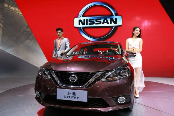 Modelos Posam Com Uma Sylphy Nissan Durante Uma Exposição Automóveis — Fotografia de Stock