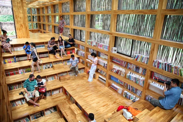Lidé Čtou Knihy Knihovně Liyuan Pekingu Čína Července 2012 — Stock fotografie