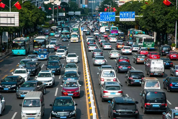 2015年4月30日 中国南部の広東省深セン市の混雑した道路を車やバスが走行 — ストック写真