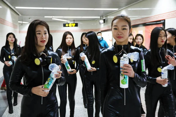 Muchachas Chinas Jóvenes Sostienen Botellas Aire Fresco Comprimido Supuestamente Selva — Foto de Stock
