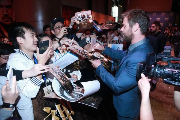 Australijczyk Aktor Chris Hemsworth Prawo Podpisuje Autografy Dla Fanów Przybywa — Zdjęcie stockowe