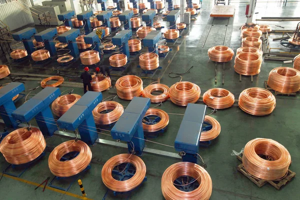 Chinese Workers Prepare Have Roll Coiled Copper Rods Lifted Copper — Stock Photo, Image