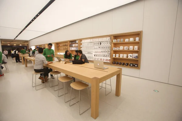 Des Commis Servent Des Clients Dans Apple Store Centre Commercial — Photo