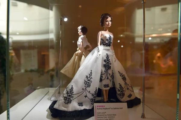 Audrey Hepburn Puppen Sind Während Der Style Must Barbie Puppen — Stockfoto