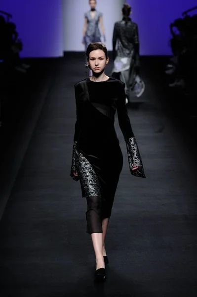 Modell Visar Skapelse Yuzzo London Modevisning Den Shanghai Fashion Week — Stockfoto