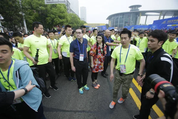 中国女演员范冰冰 参加2016东风雷诺武汉马拉松赛在武汉市 湖北省 2016年4月10日 — 图库照片