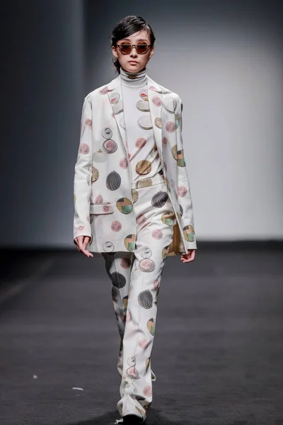 モデルは 上海ファッション週秋 2016 年までに上海 2016 日の間にアルベルト Zambelli Istituto マランゴニのファッションショーで新しい創造を表示します — ストック写真