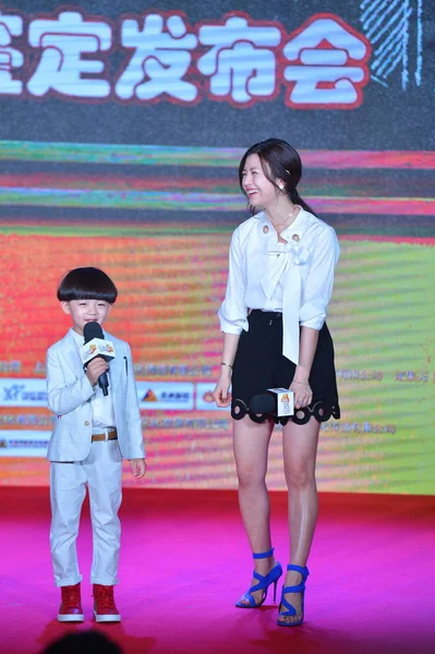 台湾女星陈雪儿和中国童星吕云聪出席2016年3月31日在中国北京举行的宣传他们的新片 丑闻制作人 的新闻发布会 — 图库照片