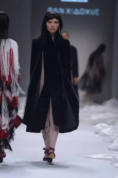 Modell Visar Skapelse Ban Xiaoxue Modevisning Den Shanghai Fashion Week — Stockfoto
