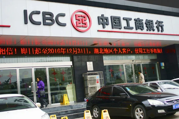 Китайські Клієнти Відвідують Філію Icbc Промисловий Комерційний Банк Китаю Місті — стокове фото