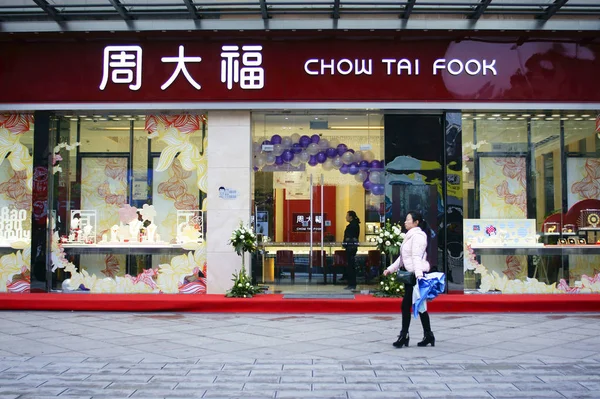 Bir Yaya Yichang Şehirde Chow Tai Fook Bir Mücevher Mağazası — Stok fotoğraf