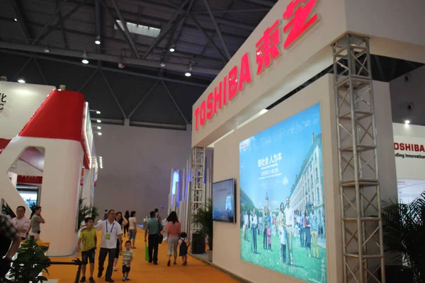 Pessoas Visitam Estande Toshiba Durante Uma Exposição Chongqing China Maio — Fotografia de Stock